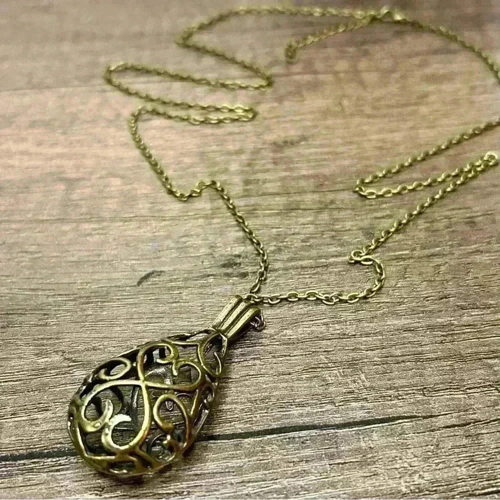 Antique Gold Tone Filigree Teardrop Shaped Hearts Pendant Necklace